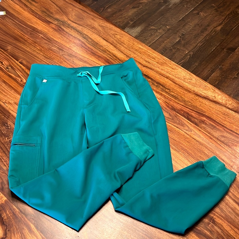 Figs women’s Zamora jogger in Hunter green size M